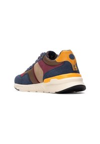 Zapatillas deportivas con una parte superior azul marino y acentos en burdeos y beige, materiales texturizados y una suela chunky color crema con detalles en naranja.