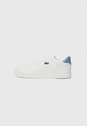 Weißer Low-Top-Sneaker mit blau gemustertem Fersenlaschen, grünem Krokodil-Logo an der Seite und weißen Schnürsenkeln auf einfachem Hintergrund.