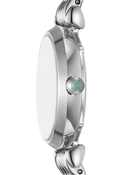 Stříbrné náramkové hodinky s hladkým, protáhlým pouzdrem, které mají korunku ze zeleného drahokamu a složité články ve tvaru peří.
