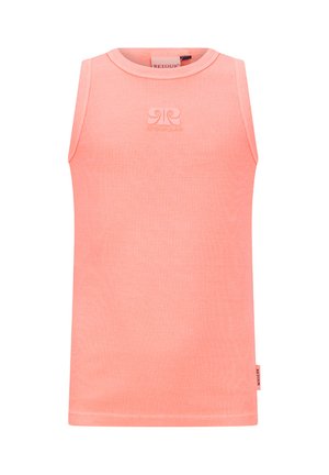 Różowy koralowy bezrękawnik dla malucha z prążkowanego materiału, z okrągłym dekoltem i małą naszywką z logo na środku klatki piersiowej.