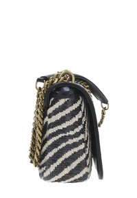 Borsa intrecciata in nero e crema con un motivo a strisce zebrate, dotata di una tracolla in catena dorata e di un manico in pelle nera.