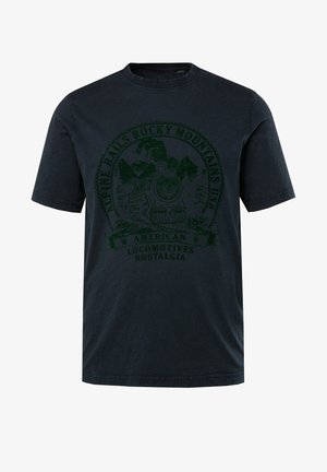 Navyblaue Baumwoll-T-Shirt mit einem grünen Grafikdesign einer Dampflokomotive, umgeben von Text, mit kurzen Ärmeln und einem Rundhalsausschnitt.