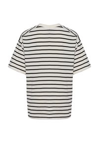 Stribet t-shirt i creme og sort, med en afslappet pasform, korte ærmer og rund halsudskæring. Klassisk horisontalt stribemønster.
