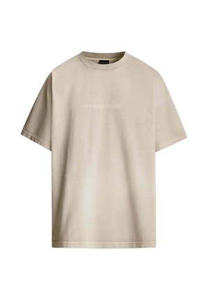 Beige bomulds T-shirt med korte ærmer og rund halsudskæring. Har en lys grå "RED BULL RACING" tekst på forsiden. Simpelt design.