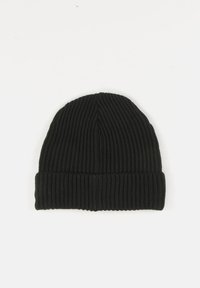 Μαύρο πλεκτό σκουφί με υφή ρυτιδωτού σχεδίου, το οποίο διαθέτει διπλωμένο μανίκι. Το υλικό είναι μαλακό και ελαστικό, κατάλληλο για κρύο καιρό.