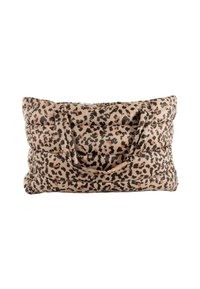 Beige gewatteerde tas met een luipaardprintontwerp met zwarte en donkerbruine vlekken. Voorzien van twee stevige handgrepen om te dragen.
