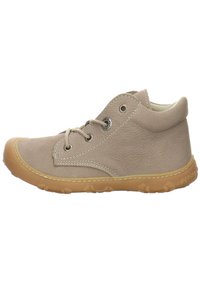 Botas de tobillo de cuero beige con puntera redonda, cierre de cordones y superficie texturizada. Suela de goma con un ligero dibujo y detalles de costura en contraste.