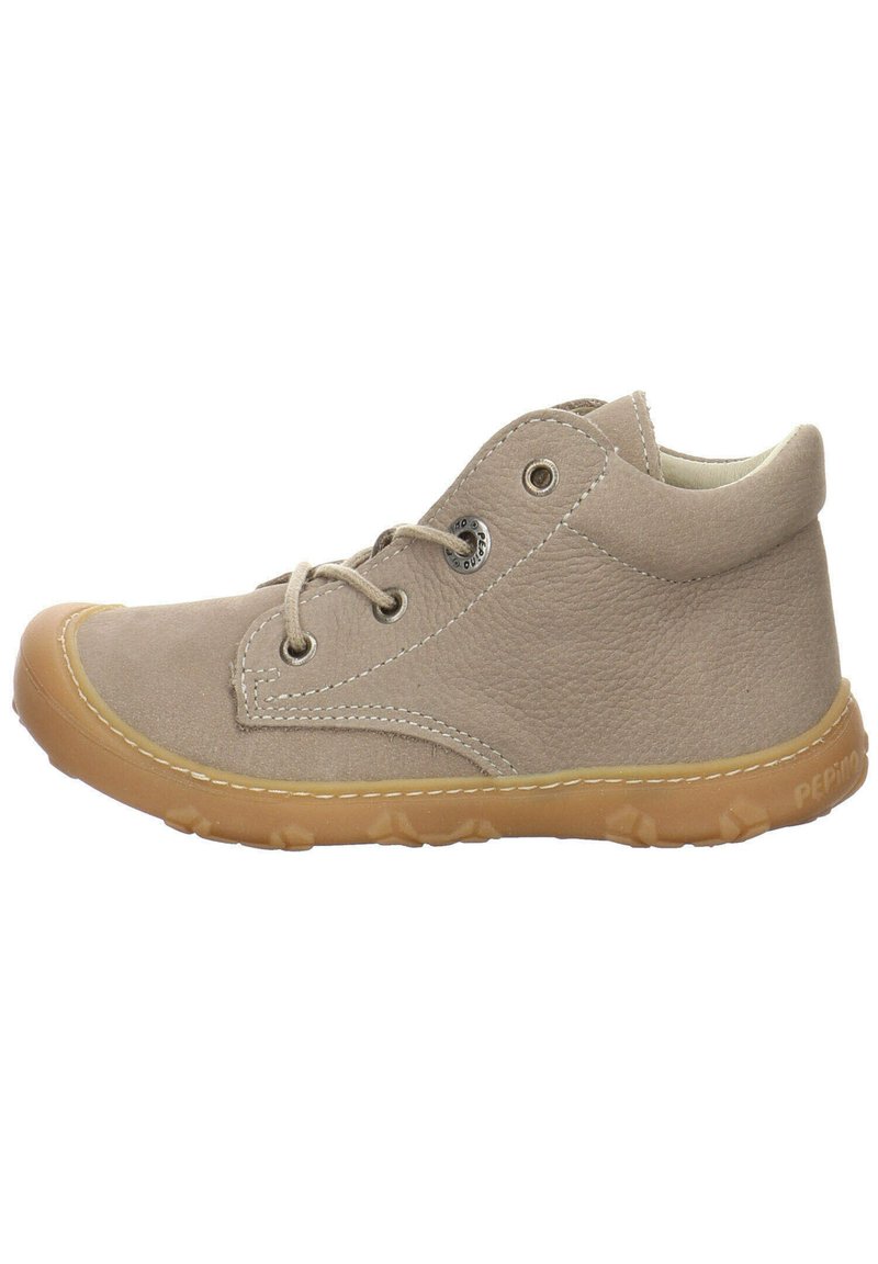 Botas de tobillo de cuero beige con puntera redonda, cierre de cordones y superficie texturizada. Suela de goma con un ligero dibujo y detalles de costura en contraste.