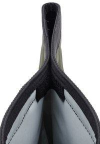 Szürke és oliva zöld vízálló csizma, texturált külső felülettel, kontrasztos belső béléssel és széles nyílással, biztos Velcro zárással.