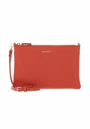 Pochette Coccinelle en cuir rouge texturé avec bandoulière amovible, ferrures dorées, fermeture éclair et logo au centre avant.