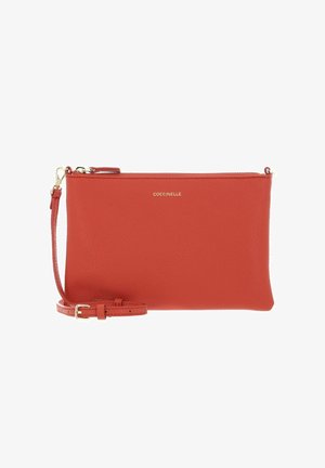 Pochette Coccinelle en cuir rouge texturé avec bandoulière amovible, ferrures dorées, fermeture éclair et logo au centre avant.