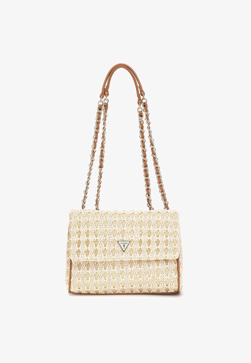 Beige vävd handväska med klaffstängning, dekorerad med ett diamantmönster, med en kedjestrapsrem och en triangulär metalllogotyp som accent.