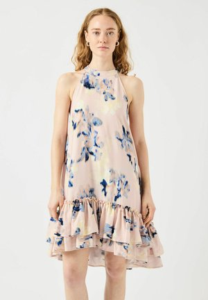 Blomstret halterneck kjole i lyserød med blå og gule mønstre. Har en flæset kant og let stof for et strømmende design.