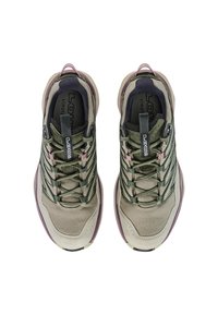 Ein Paar beige und grüne Wanderschuhe mit schwarzem "Lowa"-Logo auf der Zunge, olivfarbenen Schnürsenkeln und lila Akzenten, von oben auf weißem Hintergrund betrachtet.