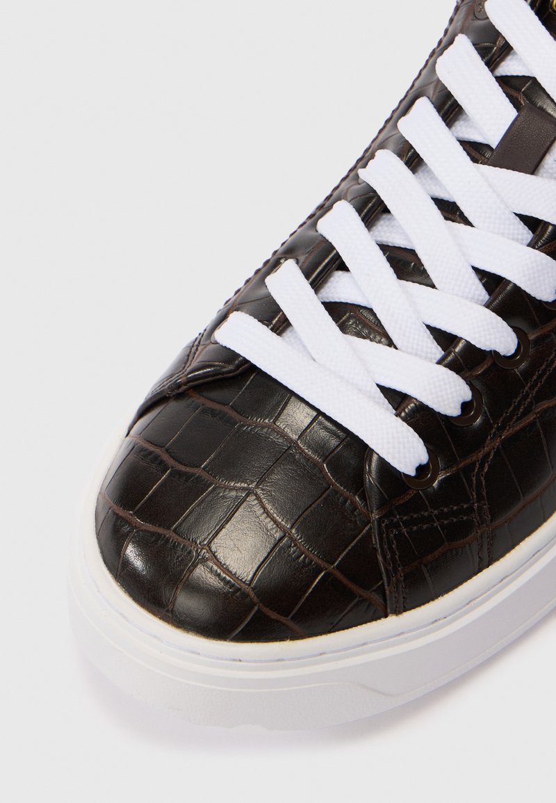 Guess DENESA 15 Zapatillas dark brown/marrón oscuro