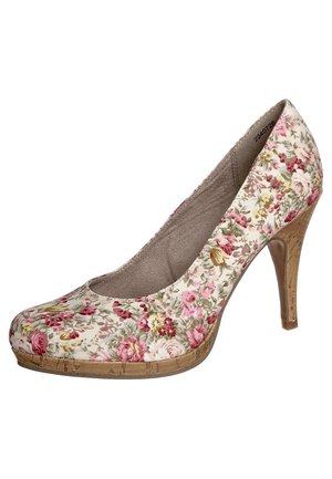 Kwiatowy but na obcasie wykonany z kremowego materiału, z różowymi i zielonymi wzorami róż, okrągłym noskiem oraz obcasem o fakturze korka.