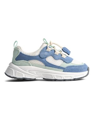 Niski sneaker z białą siateczką, niebieskimi i miętowymi panelami z zamszu, grubą białą podeszwą oraz elastycznymi sznurowadłami z klamrą na białym tle.