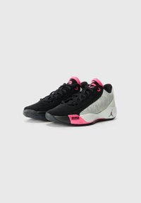 Baskets de sport noires et grises avec des accents roses, dotées d'une tige texturée, d'un système de laçage, de la marque Air Zoom et d'une semelle en caoutchouc flexible.