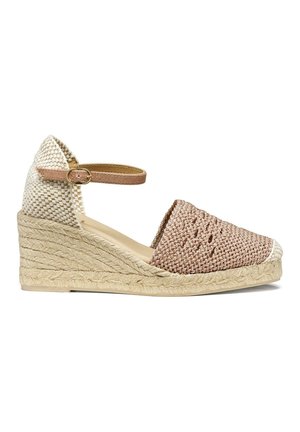 Sandale espadrille à talon compensé avec tige tissée beige et rose, bride de cheville avec boucle, et semelle plateforme en jute tressé.
