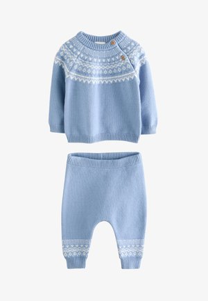Hellblauer gestrickter Babypullover mit weiß gemustertem Passe und passenden Hosen mit weißen gemusterten Bündchen und Holzknöpfen an der Schulter.