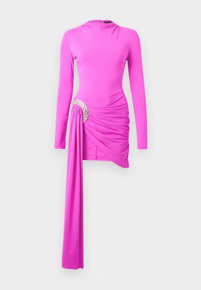 Fuchsiové šaty s dlhým rukávom s riaseným dizajnom a prehnaným akcentom, ozdobené kovovým detailom v páse.