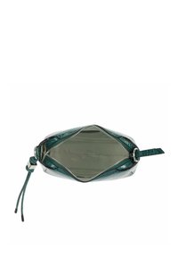 Bolso de clutch de cuero texturizado verde con cremallera plateada y correa para la muñeca, mostrado abierto para revelar un forro interior de tela beige.