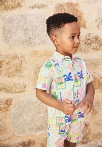 Kurzärmeliges Hemd- und Shorts-Set in Pastellfarben mit verschiedenen verspielten Mustern, darunter Eiscremes und Pflanzen, sowie Knopfleiste vorne.