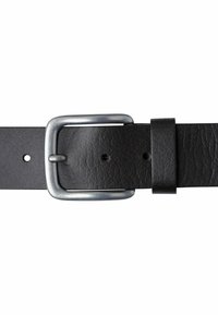 Schwarzer Leder-Gürtel mit einer rechteckigen silbernen Metallschnalle und einem Halter. Der Gürtel hat eine strukturierte Oberfläche mit mehreren Löchern zur Anpassung.