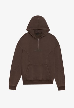 Bruine hoodie met een halve rits kraag, voorvak en URTRN-logo. Gemaakt van zacht materiaal met een ontspannen pasvorm en elastische manchetten.