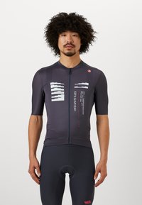Cyklistická dres s krátkym rukávom v tmavosivej farbe s priliehavým strihom, ktorý obsahuje reflexné pruhy, predný zips a potlačené textové detaily.