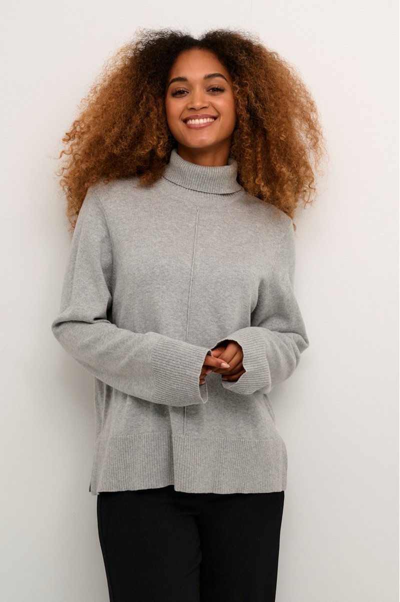 Grauer, gestrickter Rollkragenpullover mit gerippten Bündchen und Saum, in gerader Schnittform und mit feiner Struktur im Stoff.