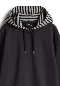 Zwart hoodie met een gestreepte grijze en witte binnenvoering, voorzien van een capuchon met trekkoord en metalen aglets. Zachte, gladde textuur.