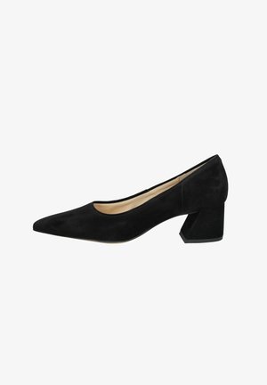 Zapato de tacón de ante negro con punta afilada y un amplio tacón cuadrado. El diseño presenta una textura suave y un mínimo detalle decorativo.