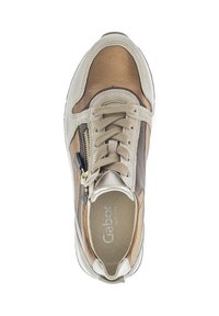 Baskets à lacets présentant un mélange de panneaux en cuir marron, beige et doré, avec une fermeture éclair sur le côté, un bout rond et une surface texturée.