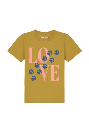 Chemise pour enfants jaune moutarde avec un grand texte "LOVE" rose et des empreintes de pattes bleu foncé éparpillées sur le devant.