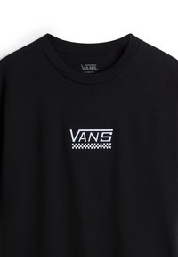 Sort bomulds t-shirt med rund udskæring. Har et hvidt broderet "VANS" logo og et ternet mønster under teksten. Løs pasform.