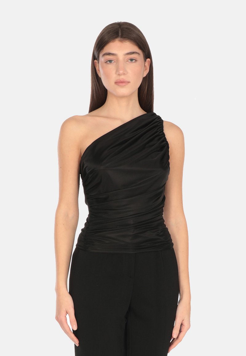 Top nero a spalla unica realizzato in tessuto liscio ed elastico, caratterizzato da una texture arricciata sulla spalla e una silhouette aderente.