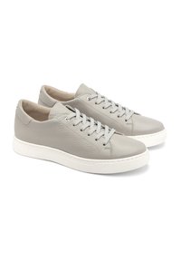 Sneakers in pelle grigia con superficie testurizzata, punta rotonda e suola in gomma bianca. Presentano lacci grigi e accenti di design minimalisti.