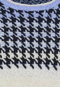 Strickpullover mit einem Hahnentrittmuster in Marineblau, Hellblau und Creme. Rundhalsausschnitt, weiche Textur und verlaufende Farbnuancen.