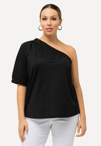 Sort top med et asymmetrisk design, der har en off-the-shoulder ærme, samlet halslinning og kort elastisk manchet.