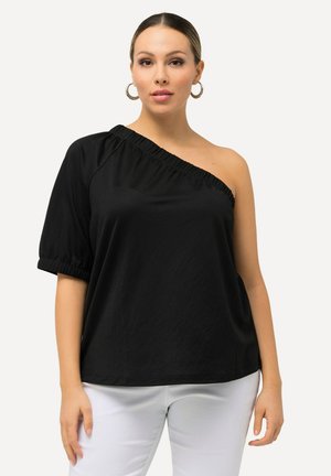 Sort top med et asymmetrisk design, der har en off-the-shoulder ærme, samlet halslinning og kort elastisk manchet.