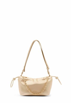 Borsa a mano in pelle beige con manico a catena, caratterizzata da un design arricciato e logo. Presenta spallacci regolabili per diverse opzioni di trasporto.