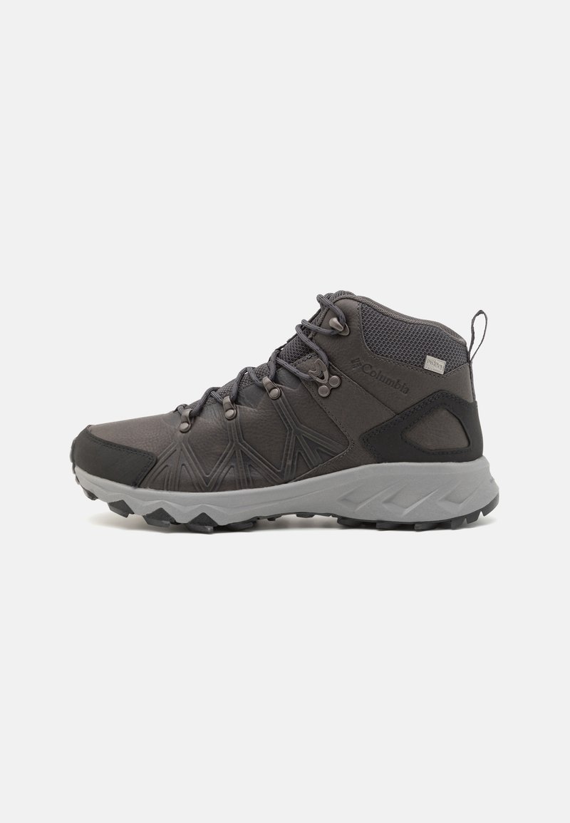 Buty trekkingowe w stylu mid-top, z ciemnoszarym syntetycznym wierzchem, akcentami z siateczki oraz jasnoszarym gumowym podłożem z agresywnym wzorem bieżnika.