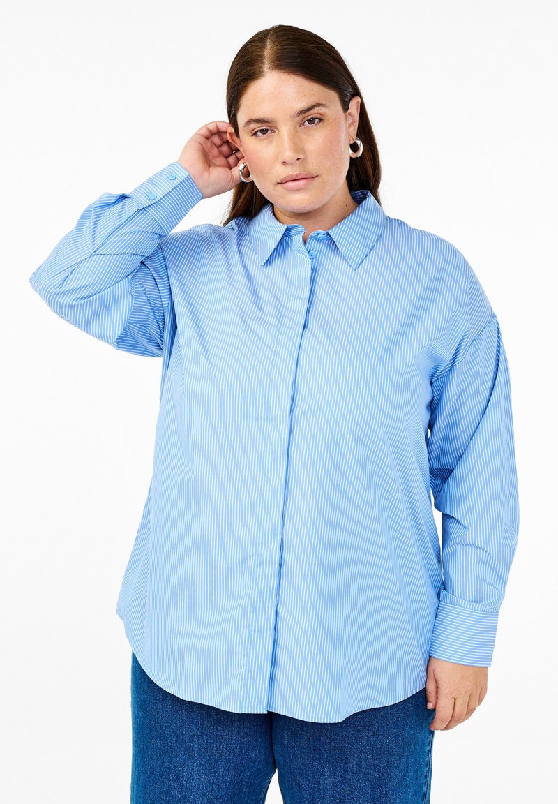 Camicia button-up azzurro chiaro con sottili righe bianche, caratterizzata da un colletto classico e maniche morbide, realizzata in tessuto morbido misto cotone.