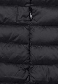 Schwarze gepolsterte Jacke mit glatter, glänzender Textur, ausgestattet mit horizontalen Nähten und einem Reißverschluss mit einem Zugband in der Mitte.