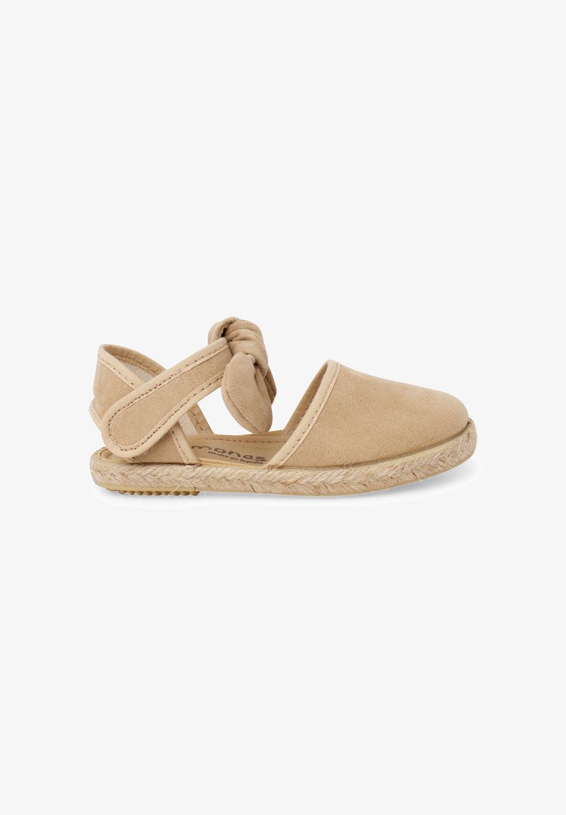 Sandale espadrille plate beige avec bout fermé, bride ajustable à scratch et détail noué à la cheville sur semelle tissée.
