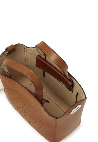 Sac à main en cuir brun avec des poignées rondes, un design cousu et un intérieur beige comprenant un compartiment central et une fermeture magnétique.