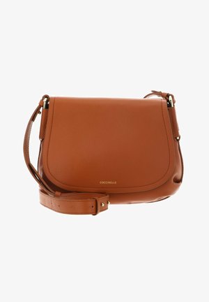 Braune Leder-Umhängetasche mit verstellbarem Riemen und Klappverschluss, Markenname "Coccinelle" in kleinen goldenen Buchstaben auf der Vorderseite.