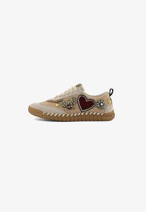 Sneakers in suede beige con tomaia texturizzata, impreziositi da applicazioni di un cuore rosso, una farfalla e fiori. Suola in gomma marrone con cuciture decorative.
