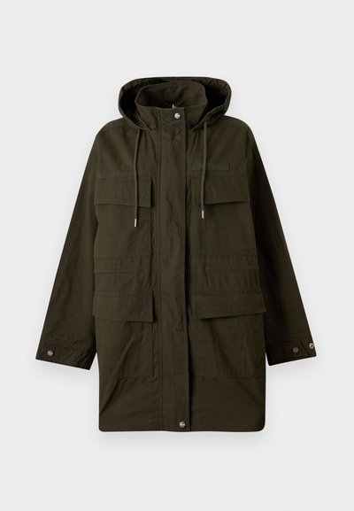 Parka vert foncé à capuche avec fermeture éclair devant, boutons-pression, cordon à la capuche et quatre grandes poches à rabat.